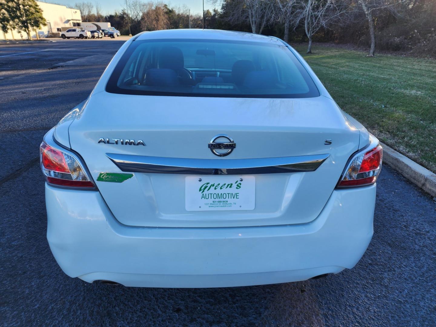 2015 WHITE /Black Nissan Altima 2.5 S (1N4AL3AP6FN) with an 2.5L L4 DOHC 16V engine, Continuously Variable Transmission transmission, located at 1221 Madison St., Shelbyville, TN, 37160, (931) 680-9439, 0.000000, 0.000000 - Photo#2